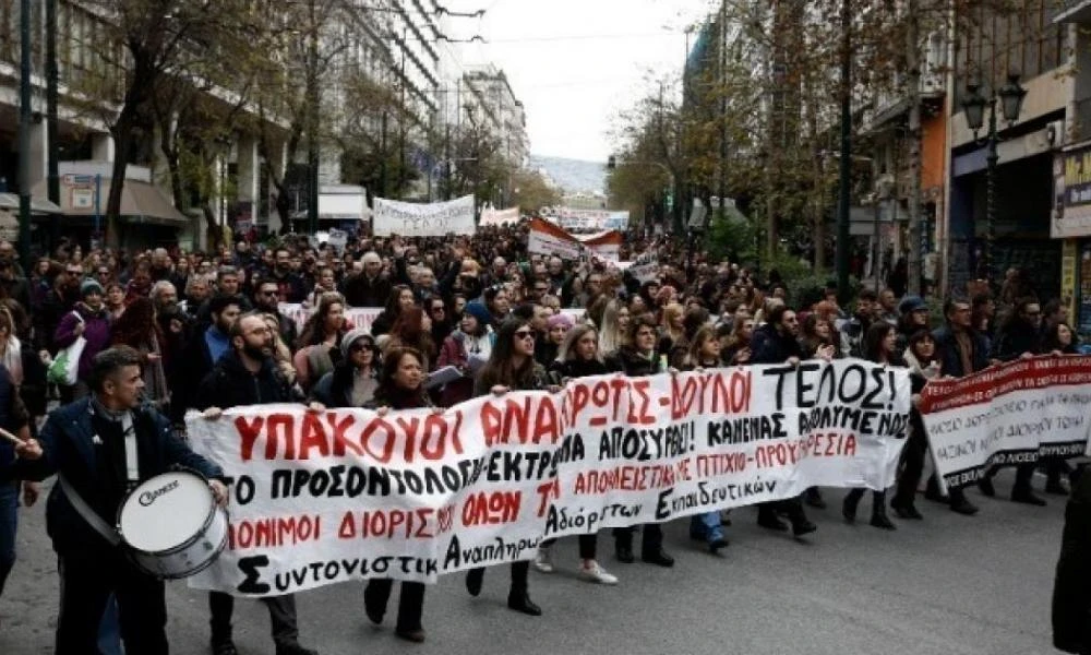 Κυνηγητό με πέτρες και φωτοβολίδες στο πανεκπαιδευτικό συλλαλητήριο στην Πάτρα (Βίντεο)